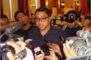 Dede Yusuf Effendi saat diwawancara sejumlah wartawan terkait isu penjualan gunung Ciremai.